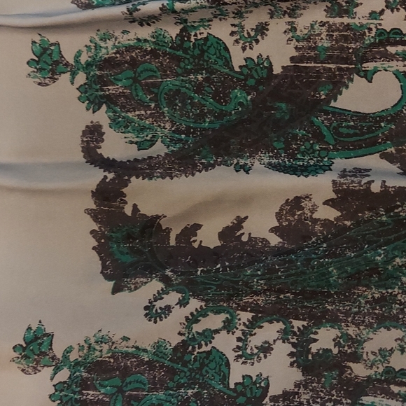 Banana Republic Ladies blouse 100% silk gray with black and green design - Picture 4 of 7